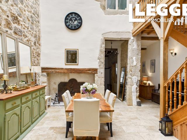 Maison de caractère avec terrasse au cœur du village