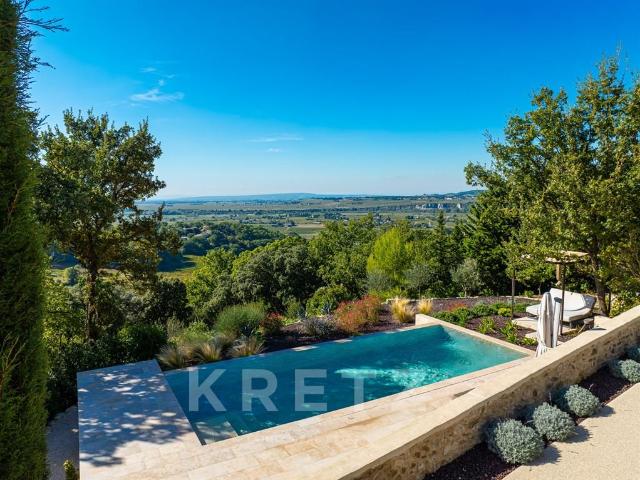 Maison de caractère avec vue panoramique et piscine à vendre. 225m² Séguret