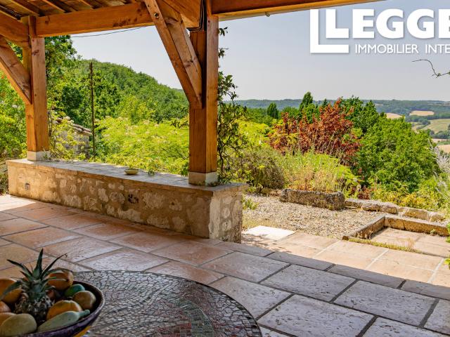 Maison de caractère avec vue panoramique, piscine et environnement exceptionnel près de Montcuq