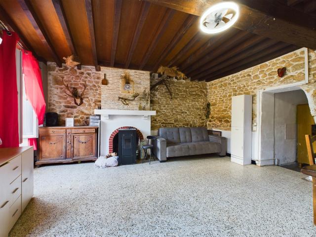 Maison de caractère à finir de rénover avec 3 chambres et jardin au cœur de Saint Saulge