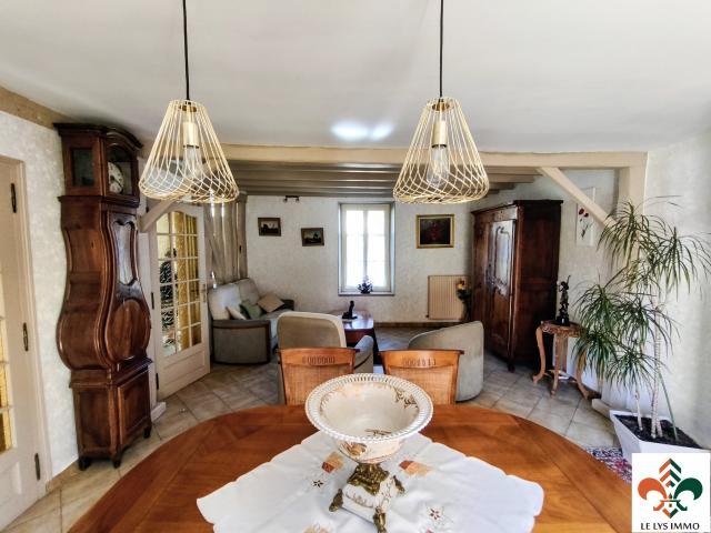 Maison de caractère à Saint Memmie Charme de l’ancien et beaux volumes 137 m2 + grenier 65 m2 plaqué, isolé