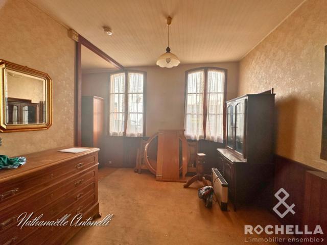 MAISON DE CARACTERE A RENOVER CENTRE ST JEAN D'ANGELY