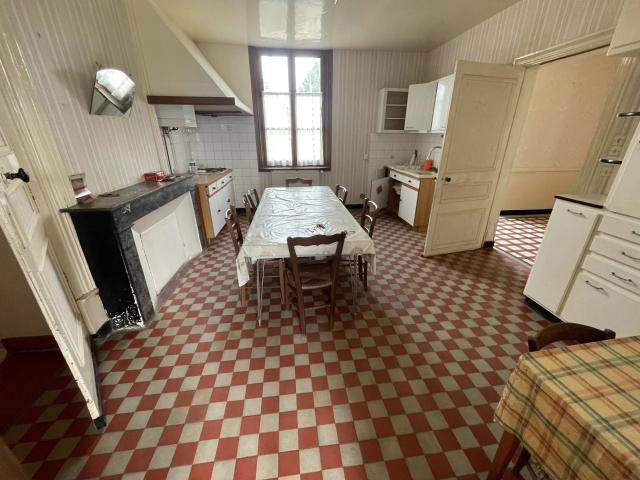Maison de caractère à rénover – gros potentiel et grands pro. 135m² Ranton