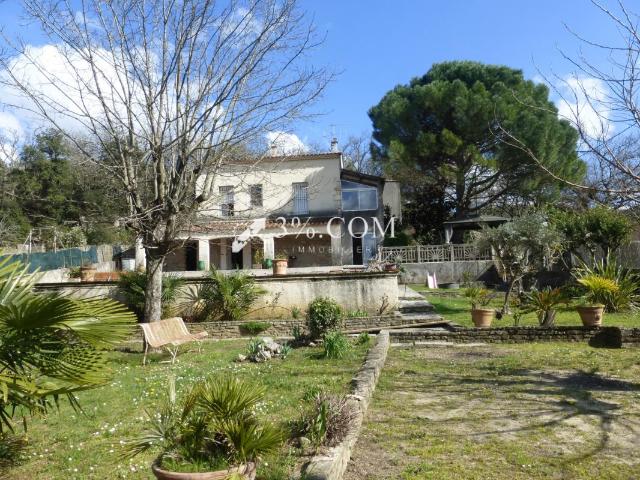 Maison de caractère à rénover, piscine, garage et jardin arb