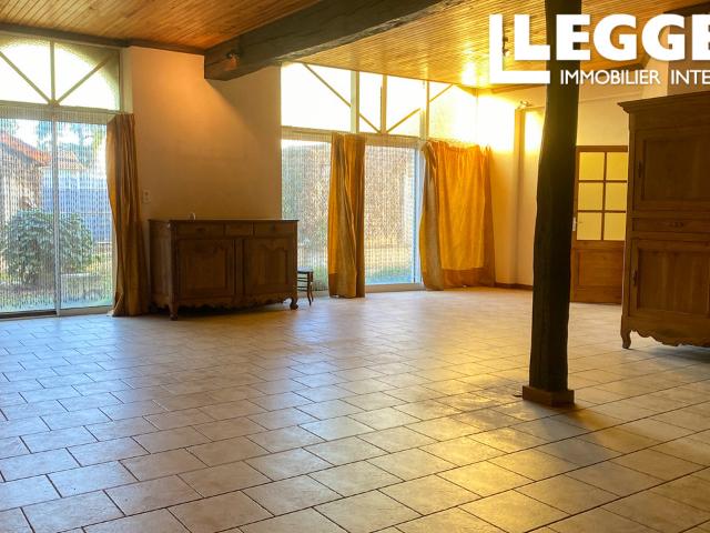 Maison de caractère. Centre ville. Plain pied. Grand garage/terrain. Beau potentiel commercial ou personnel