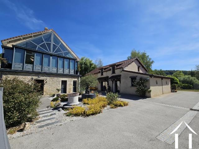 Maison de caractère charmante avec maisons d'amies et lac