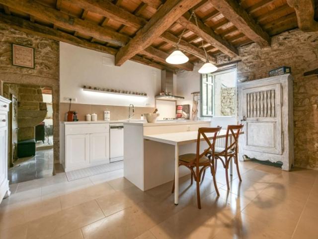 Maison de caractère du XVe de 228 m², dans le Fort médiéval du village
