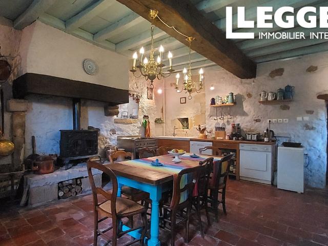 Maison de caractère du XVe siècle à Saint‑Sornin, vue dégagée, 4 chambres et jardin