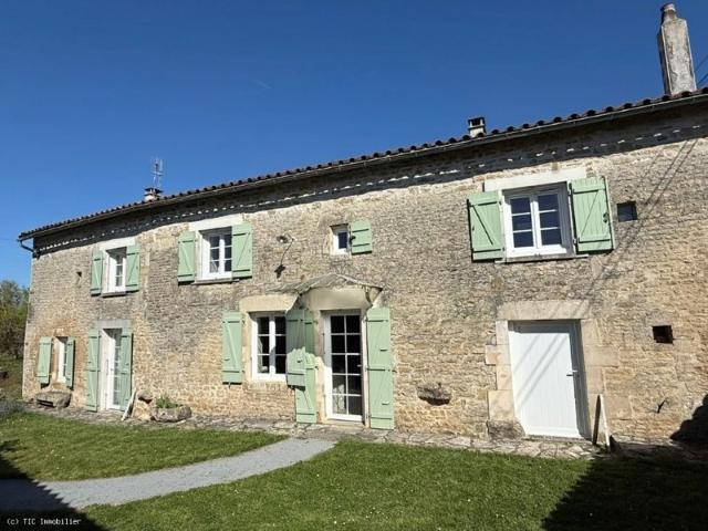 Maison De Caractère Dans Un Hameau Tranquille Avec Terrain Proche de Villefagnan