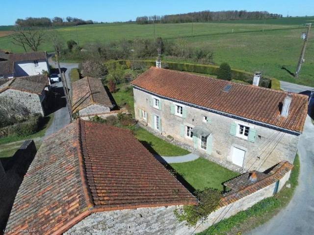 Maison De Caractère Dans Un Hameau Tranquille Avec Terrain 184m² Villefagnan