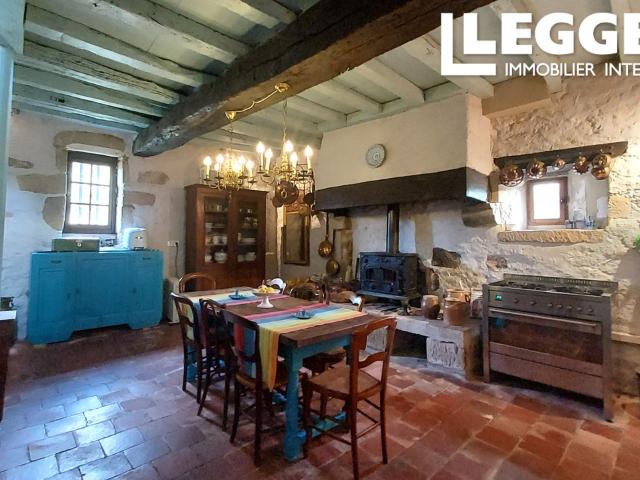 Maison de caractère datant du 15e siècle, grande cuisine et salon, 4 chambres et 2 salles de bains