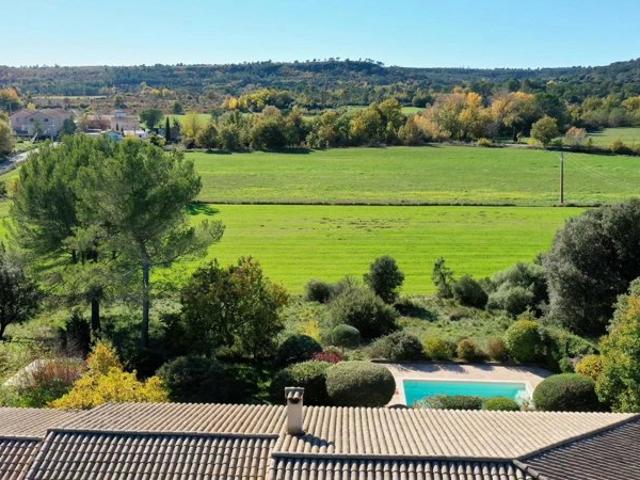 MAISON DE CARACTERE DE PLAIN PIED AVEC JARDIN PAYSAGER ET PISCINE A FOX AMPHOUX 83670