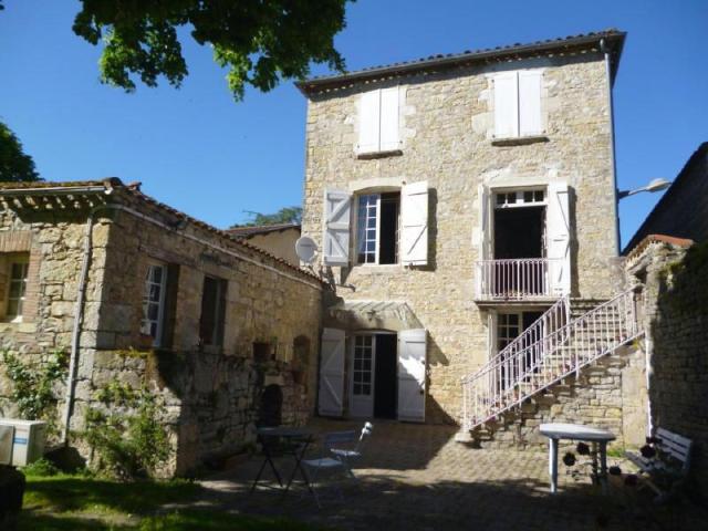 Maison de caractere de village Be du XIXème siècle sur 2440m. 250m² Féneyrols