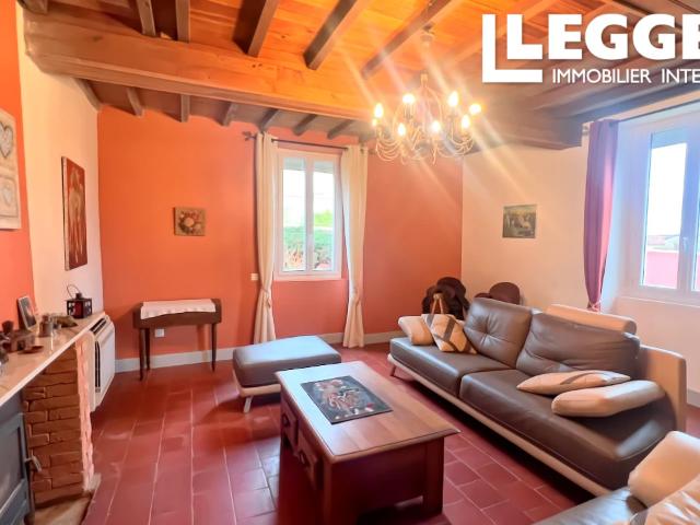 MAISON DE CARACTÈRE DE VILLAGE / RÉNOVÉE / GRANGES / GARAGE / JARDIN / PRÈS DE TRIE SUR BAÏSE