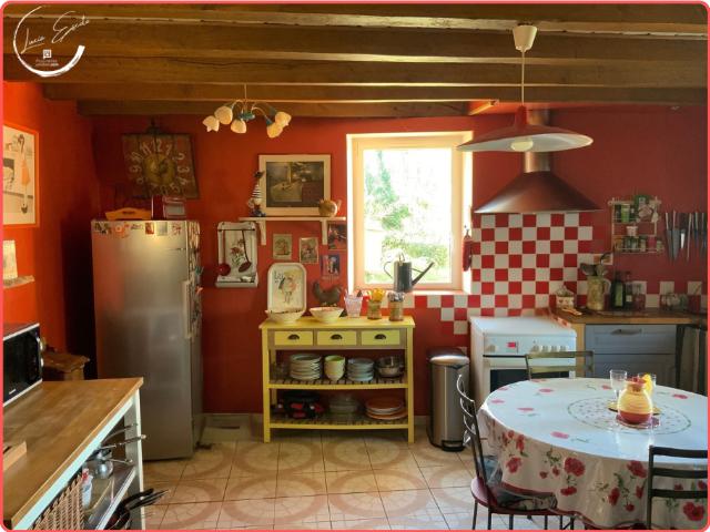 Maison de caractère de 159 m² avec 8 035 m² de terrain boisé, à proximité d'Aubusson
