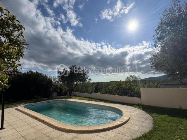 Maison de caractère de 139 m2 avec piscine et vue dégagée. Double potentiel familial ou locatif