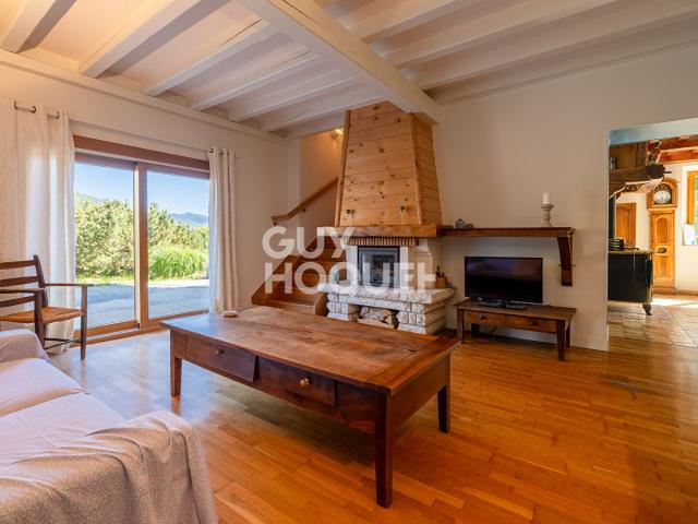 Maison de caractère de 228,4 m2 DPE E Six chambres, dépendance et vue sur les montagnes