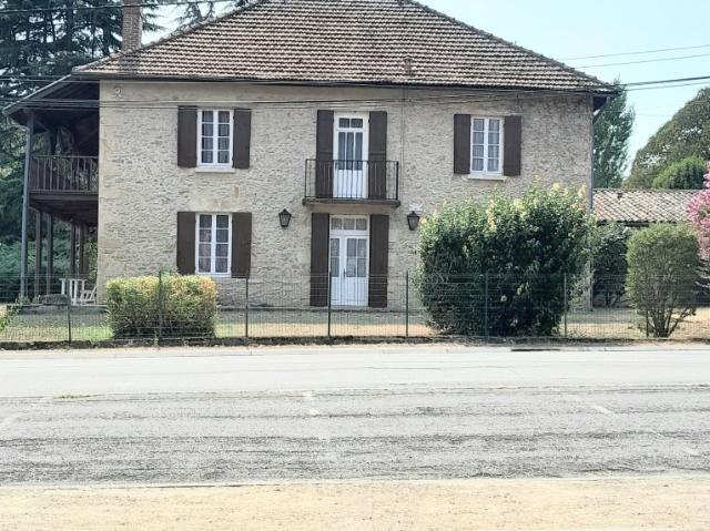 Maison de caractère de 230 m² avec jardin d’agrément de 1 90. 230m² Roaillan