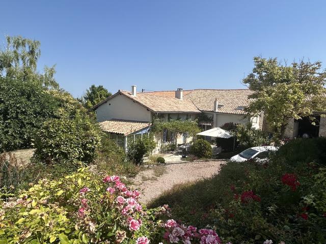 Maison de caractère de 4 chambres possible avec grange/salle de réception privée, autre grange et piscine sur
