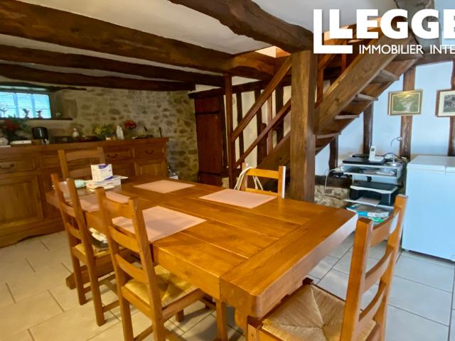 Maison de caractère, de 5 pièces avec grange/hangar et beau terrain avec belles vues
