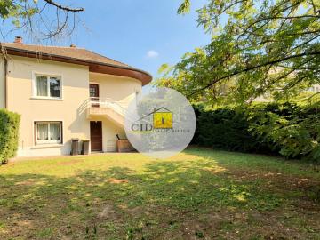 Maison de caractère des années 1950 à rénover, avec un fort