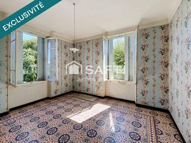 Maison de caractère des années 1930, chargée d’histoire, offrant 250 m² habitables et 150 m² de dépendances: un bien rare aux volumes exceptionnels, capable d’accueillir de multiples projets à Villeneuve