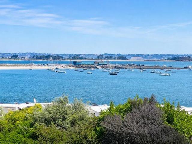Maison de caractère des années 40 avec vue mer et hangar
