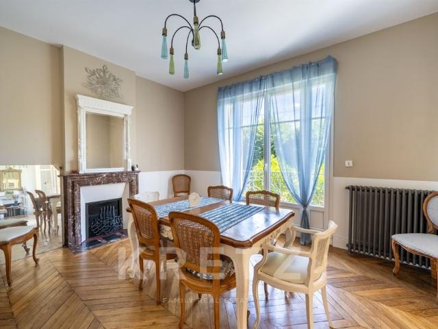 Maison de caractère – Élégante meulière familiale aux volume. 234m² Aubergenville