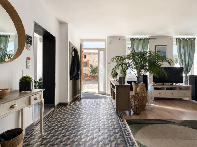 Maison de Caractère en Brique avec Piscine & Espace Pro