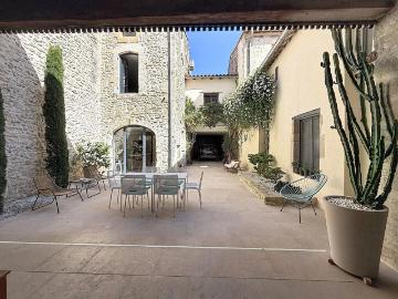 Maison de caractère en centre historique d'Aramon 6 pièce s 23