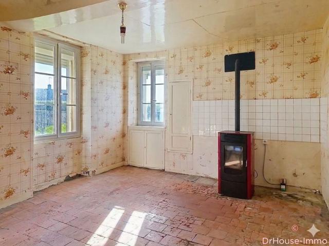 Maison de caractère en pierre à rénover et dépendances