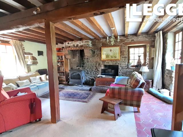 Maison de Caractère en Pierre avec Gîte, Dépendances et Lac Privé dans un Cadre Bucolique
