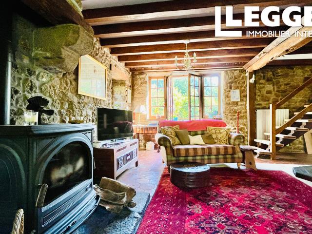 Maison de Caractère en Pierre avec Gîte, Dépendances et Lac Privé dans un Cadre Bucolique