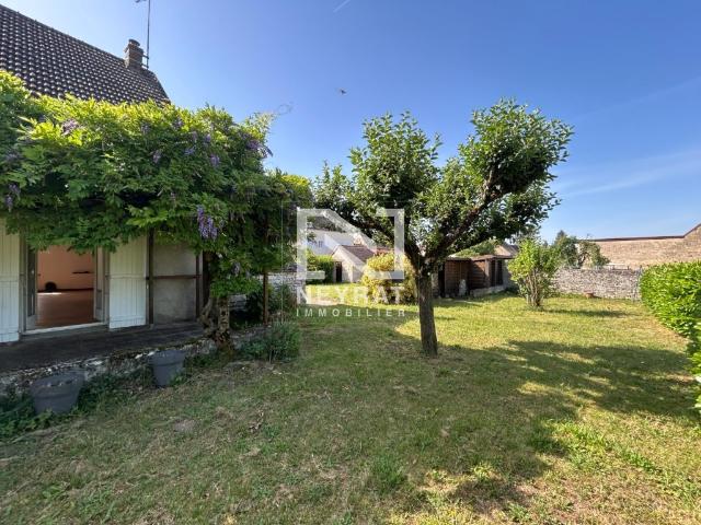 Maison de caractère en pierre avec grange, jardin arboré et vie de plain pied au cœur d'un village bourguignon