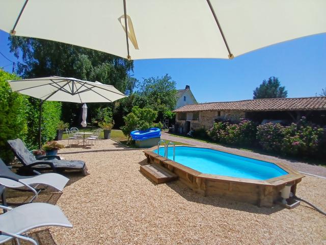 Maison de caractère en pierre avec piscine dépendances et ga. 157m² Bussière Badil