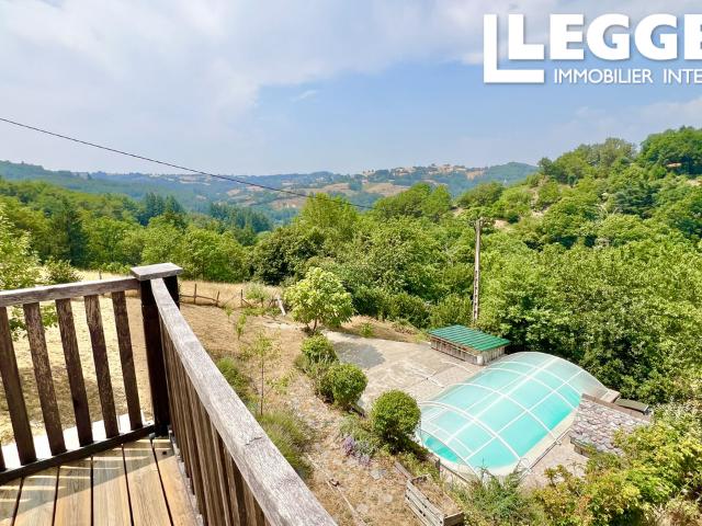 Maison de caractère en pierre avec terrain, piscine et grange dans la campagne aveyronnaise