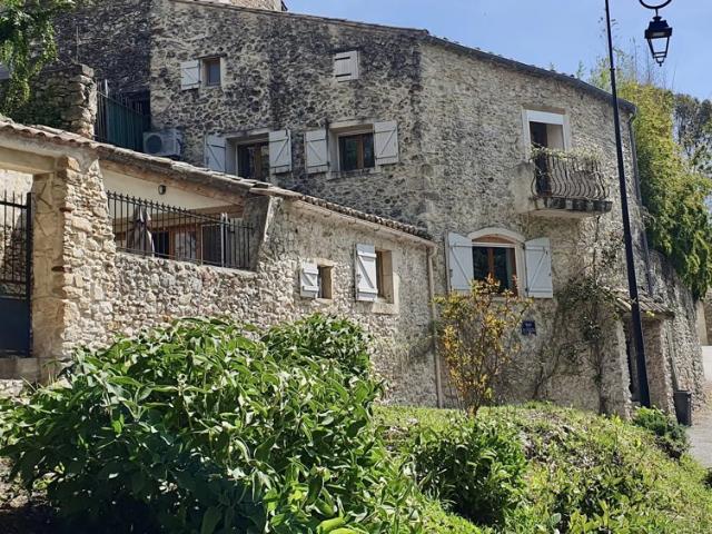 Maison de caractère en pierre avec terrasse, Dions