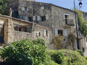 Maison de caractère en pierre avec terrasse, Dions