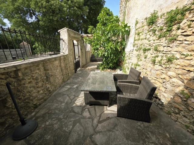 Maison de caractère en pierre avec terrasse, Dions