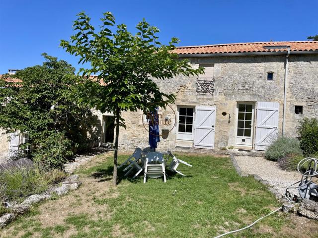 Maison de caractère en pierre dans un environnement calme 206m² Mouthiers sur Boëme