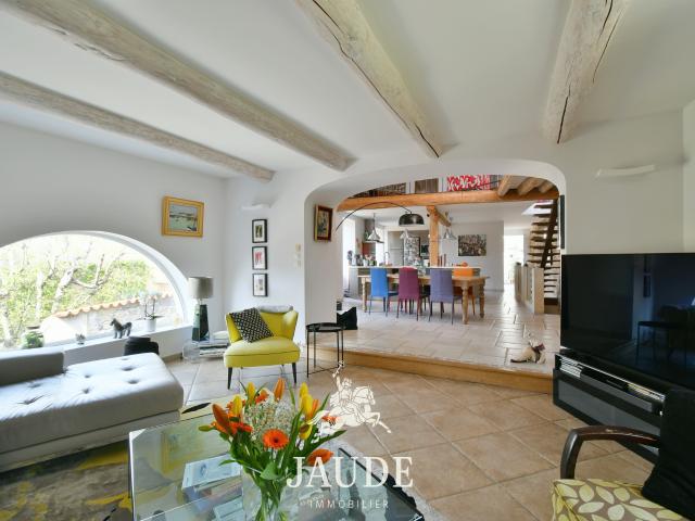 Maison de caractère en pierre de 195 m2 avec garage, piscine et rooftop à Laps