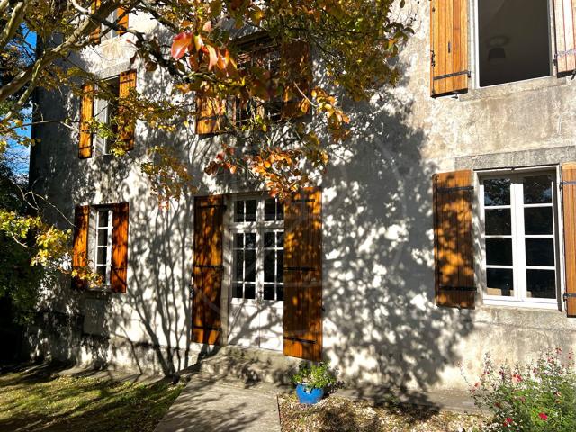 Maison de caractère en pierre, idéalement située avec piscin. 343m² Monségur