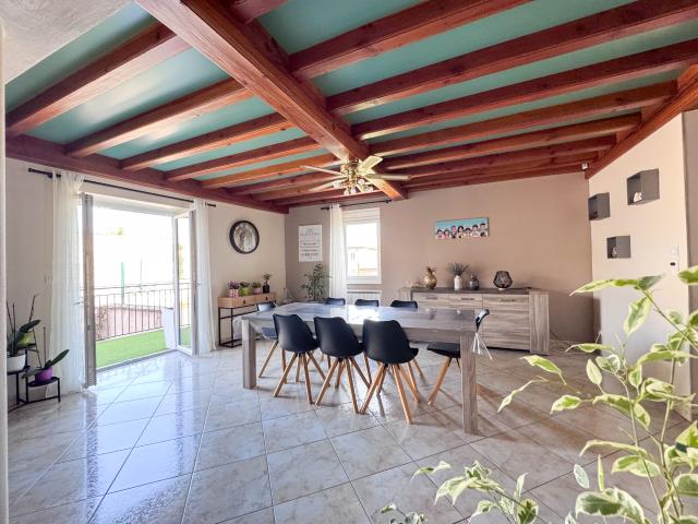 Maison de caractère en pierres 209 m2 habitables Volumes généreux et prestations récentes