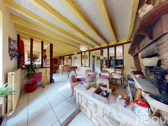 Maison de caractère en pierres apparentes 158 m2 avec piscine et dépendance