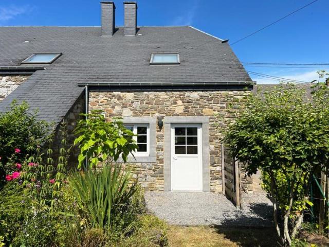 Maison de caractère en pierres avec jardin sise à Halma