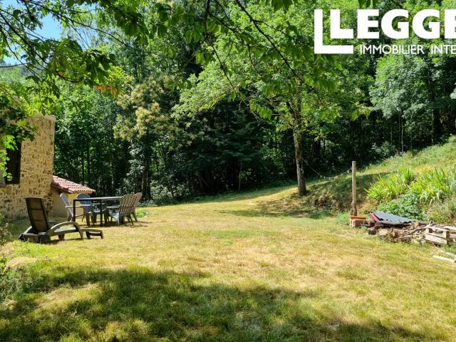 Maison de caractère en pierres de 1846 avec 3 hectares de bois. Calme absolu sans voisin