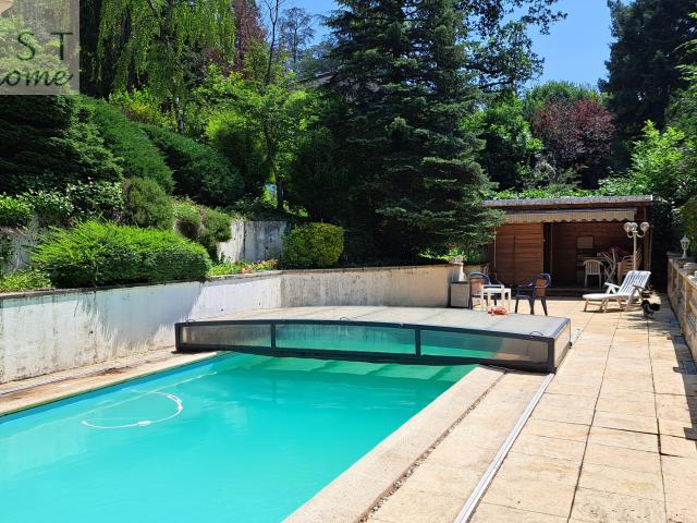 Maison de caractère en plein centre de Charbonnières les Bains dans environnement calme et privilégié