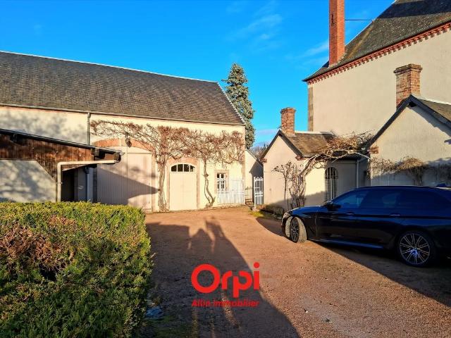 Maison de caractère, espace spacieux et lumineux, dépendance. 175m² Commentry