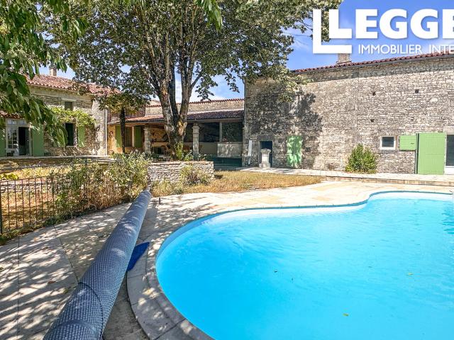 Maison de caractère indépendante 4 chambres, piscine, terrasse couverte,, garages & dependances