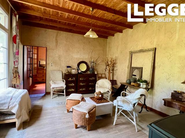 Maison de caractère plain pied avec 3 chambres, garage, grange & superbe jardin.Au calme,proche des commerces